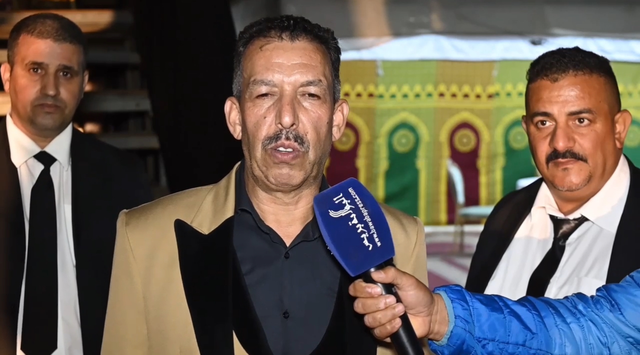 الفنان مصطفى أومكيل يشعل منصة الفنون الشعبية بمدينة صفرو بأغاني شعبية وسط حضور جماهيري غفير