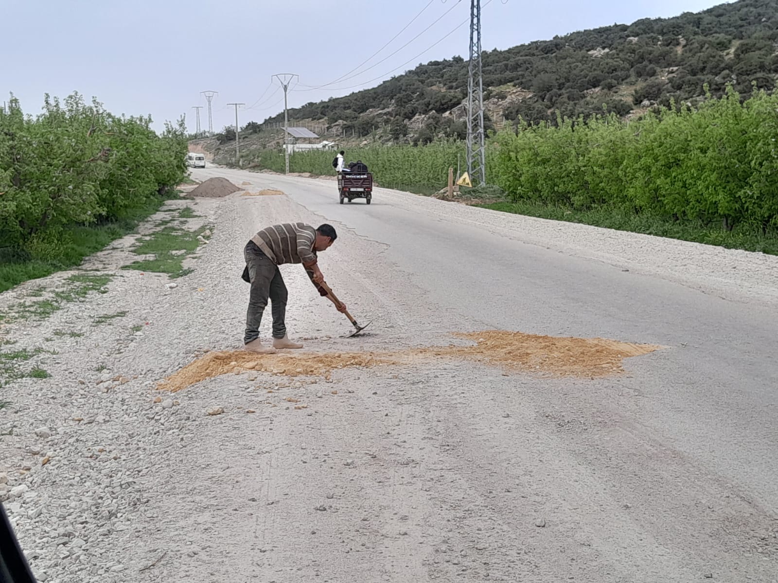 طريق إيموزار كندر - ضاية عوا: بين وعود التعبيد وواقع "الترقيع"