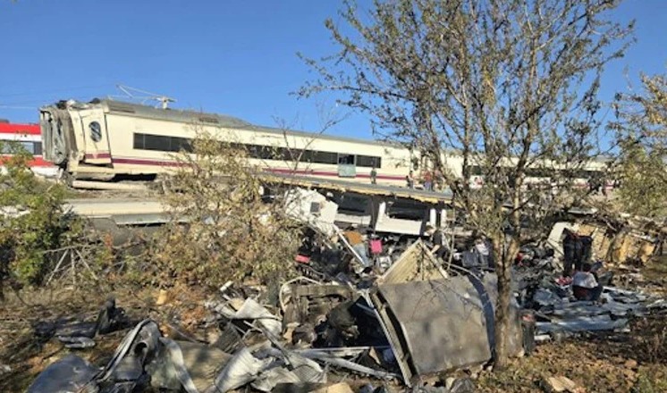 عشرات القتلى في اصطدام قطارين فائقي السرعة بإسبانيا وتعليق الرحلات بين مدريد والأندلس